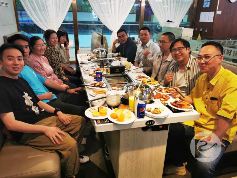 昆明旭坤资产评估公司员工开展聚餐活动01+.jpg