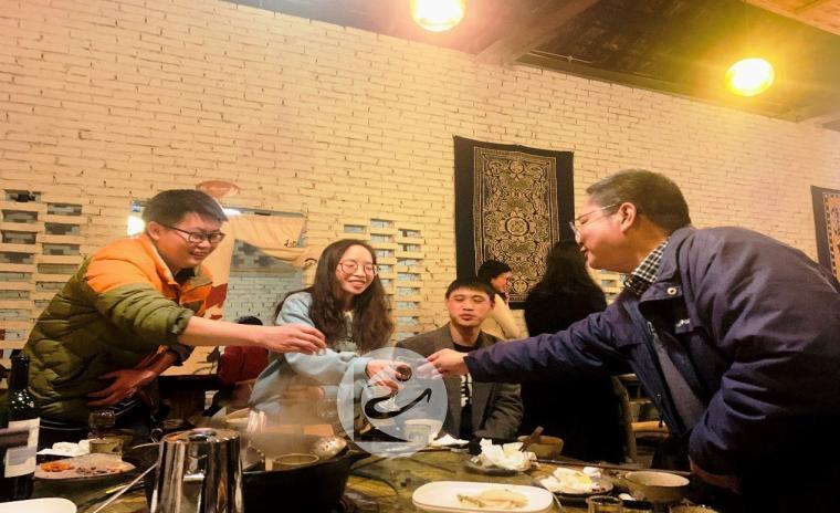 22喝酒聊天+.jpg 22喝酒聊天+.jpg