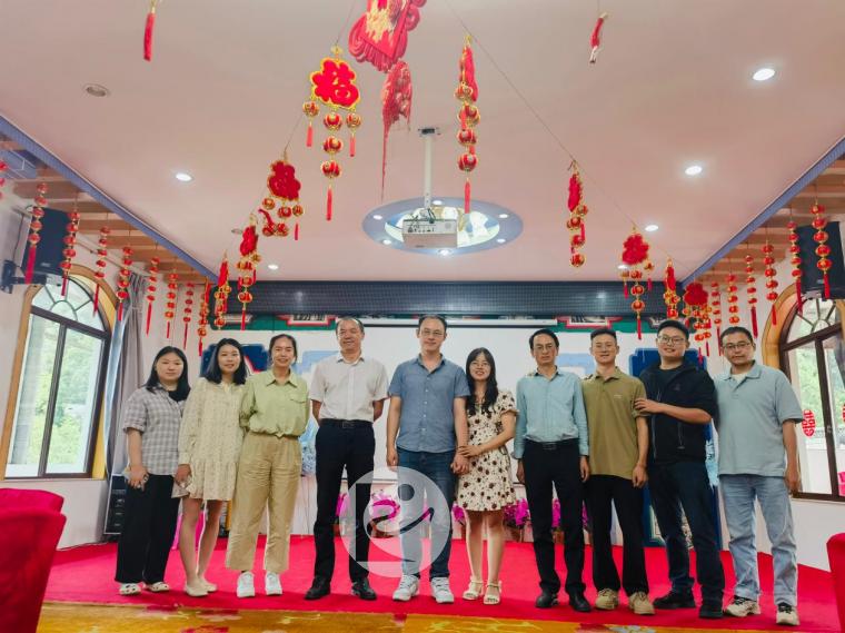 昆明旭坤董事长为新婚员工送祝福.jpg